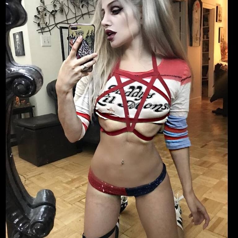 Free porn pics of harley quinn cosplayer 3 of 16 pics