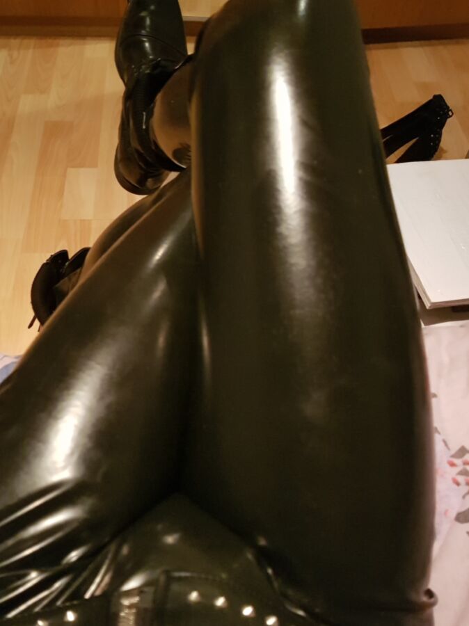 Free porn pics of Latex leggings 6 of 8 pics