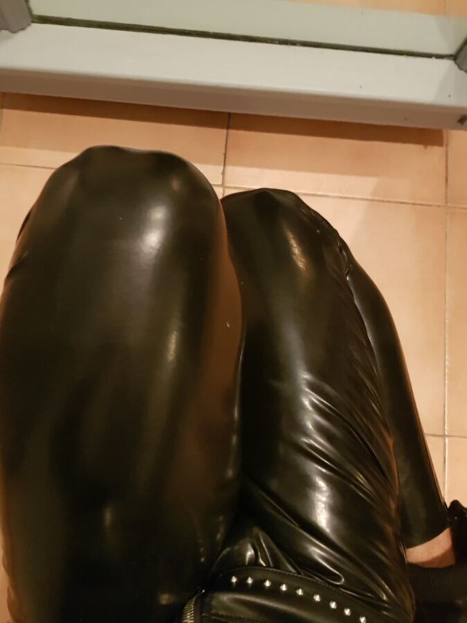 Free porn pics of Latex leggings 7 of 8 pics