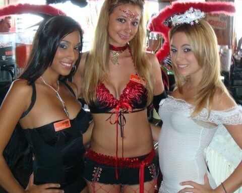 Free porn pics of Hooters Girls Hotness 5 of 5 pics