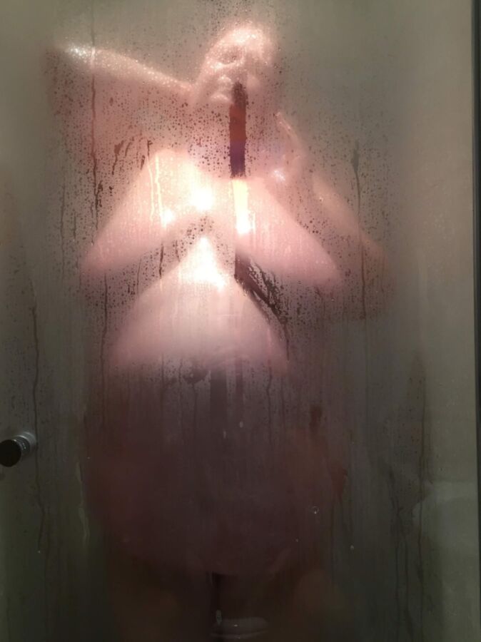 Free porn pics of Wife Showering 7 of 18 pics
