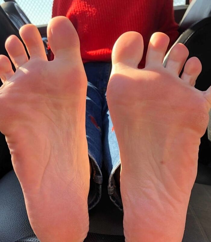 Free porn pics of Another Wife Secretly Poses Her SOLES ! 1 of 4 pics
