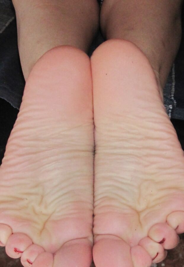 Free porn pics of Older College Girl Bares her SOLES ! 2 of 2 pics