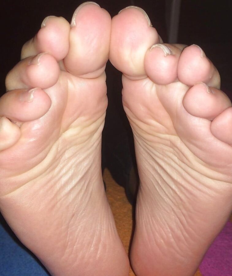 Free porn pics of A Naughty Dinnerladys Feet !!! 4 of 5 pics