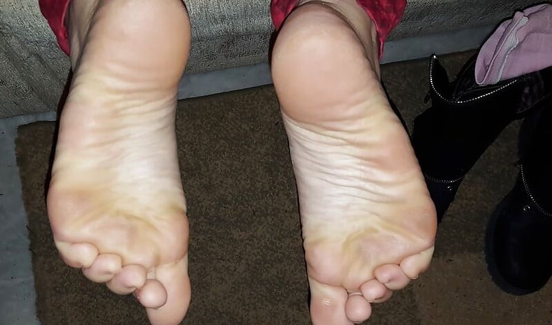 Free porn pics of Gorgeous Latina Sells Her SOLES For CASH !! 3 of 3 pics