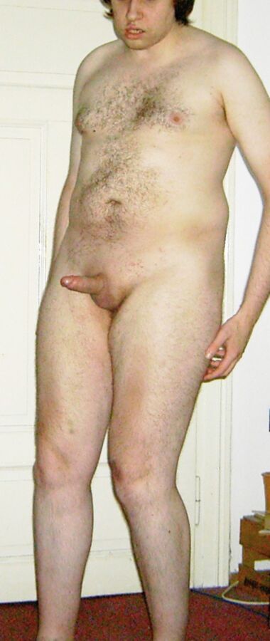 Nude guy with small penis. Nackter Mann mit kleinem Penis. 1 of 4 pics