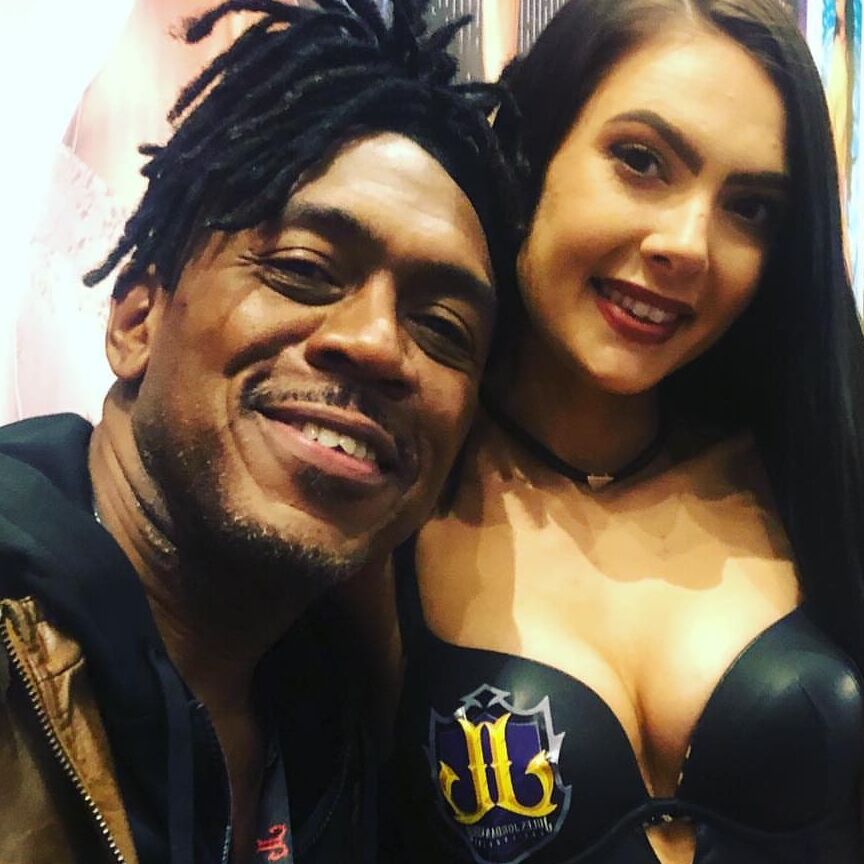 Dredd and his sexy ladies taking selfies! 10 of 25 pics