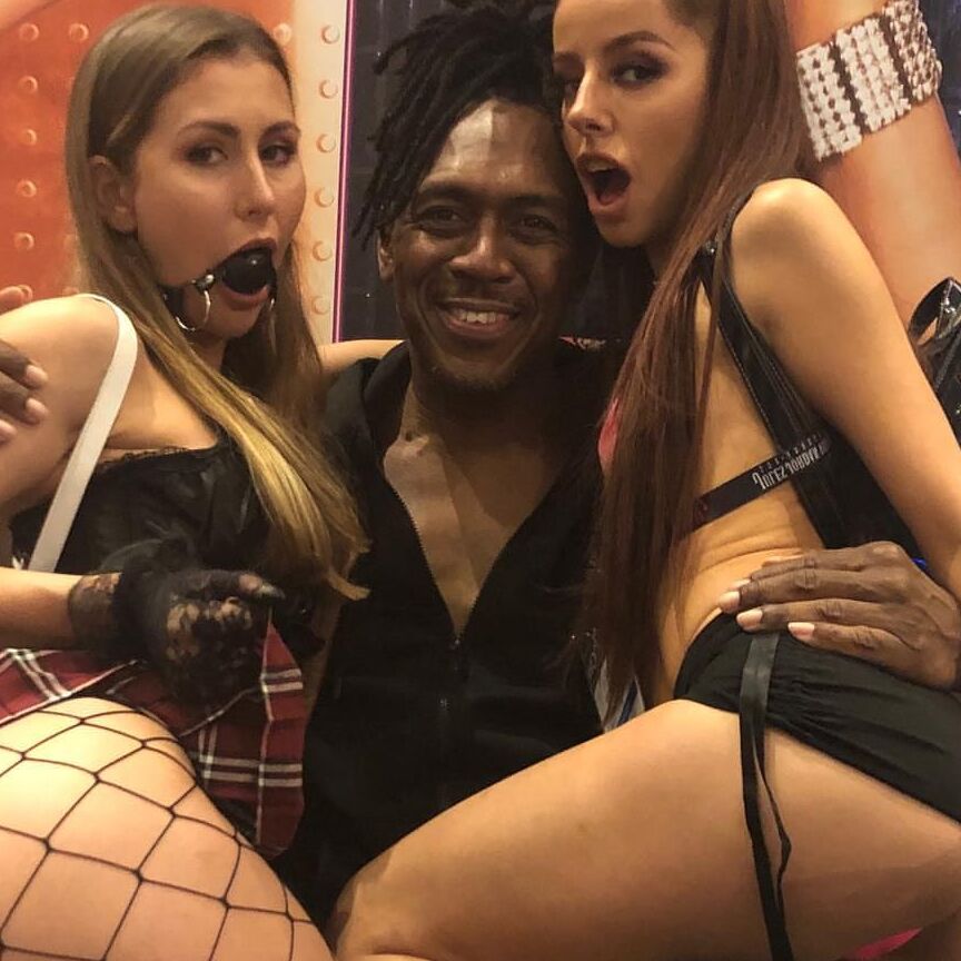 Dredd and his sexy ladies taking selfies! 16 of 25 pics