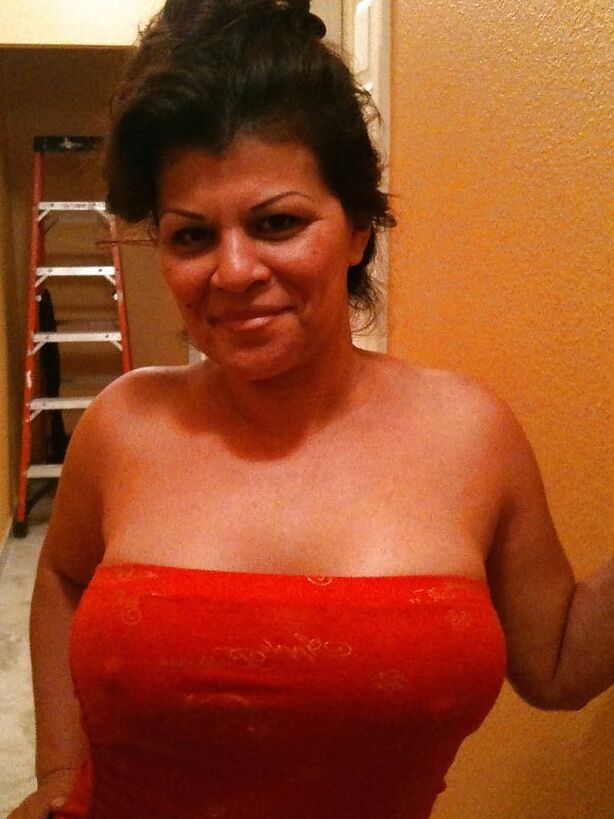 LATIN MATURE WITH HUGE TITS 7 of 25 pics