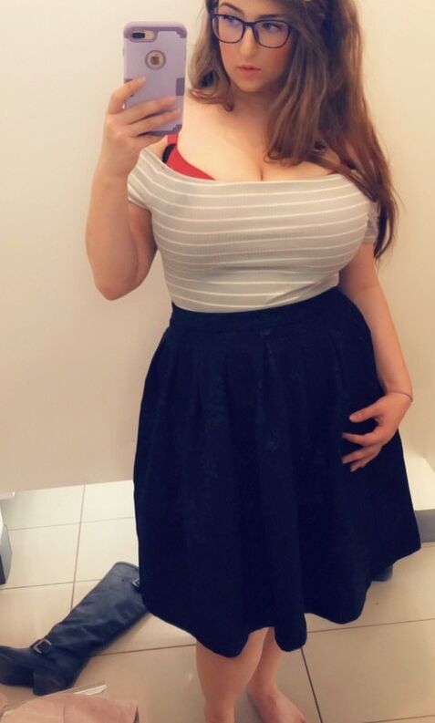 @legendoflinds Big tits boobs Busty CLEAVAGE QUEEN 17 of 125 pics