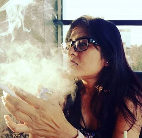 Sexy Hindu Desi Smoker Ananda 11 of 12 pics