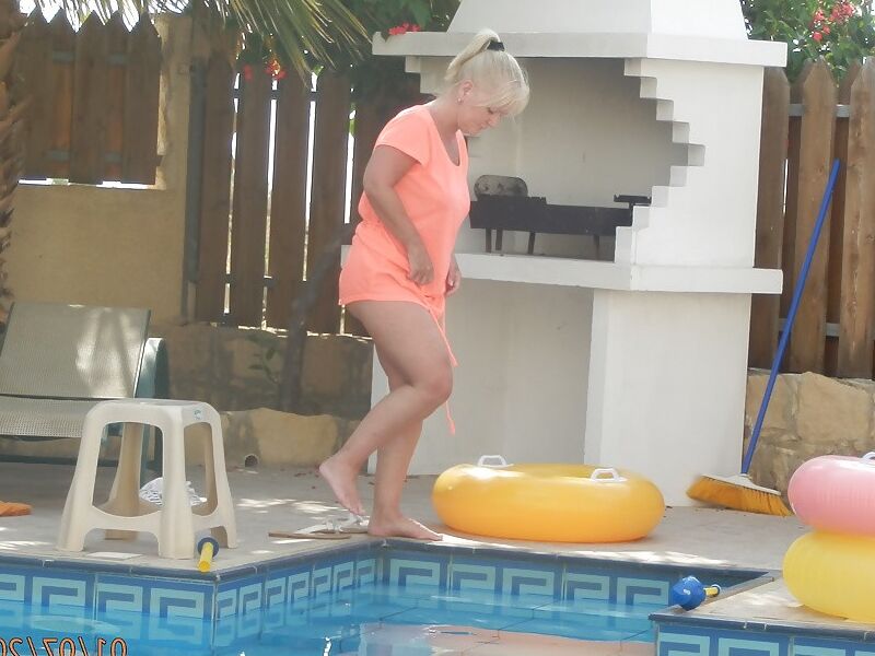 MATURE  BBW AT THE THE POOL 12 of 20 pics