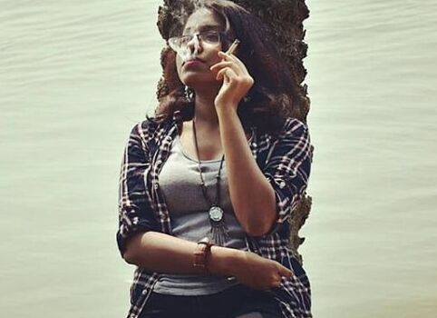Sexy Hindu Desi Smoker Ananda 8 of 12 pics
