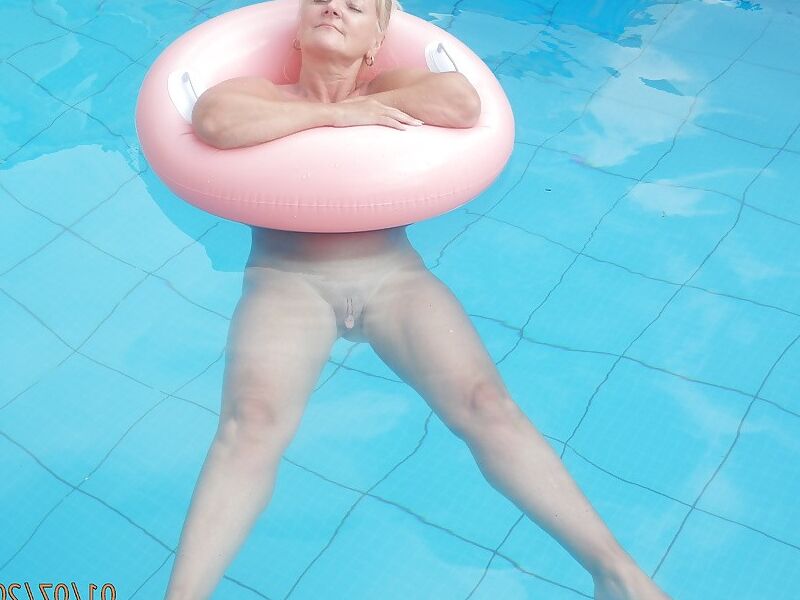 MATURE  BBW AT THE THE POOL 1 of 20 pics