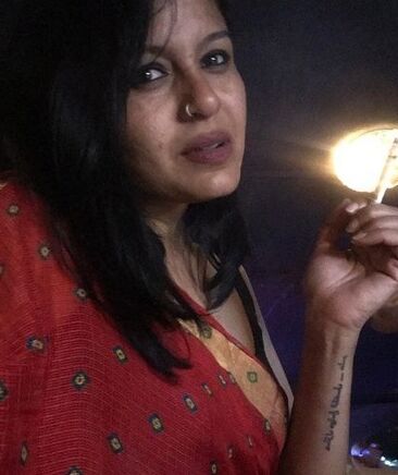 Sexy Hindu Desi Smoker Ananda 5 of 12 pics