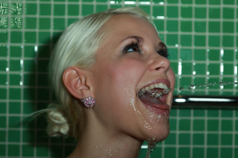 Dido Angel takes a golden shower 17 of 24 pics