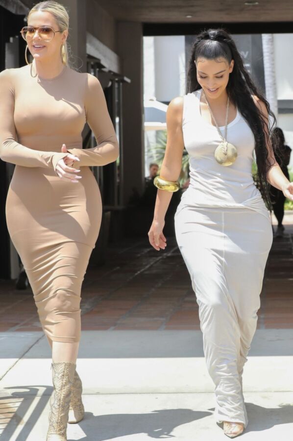 Kim Kardashian & Khloe Kardashian 4 of 7 pics