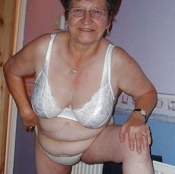 Chubby granny with glasses spread 8 of 16 pics