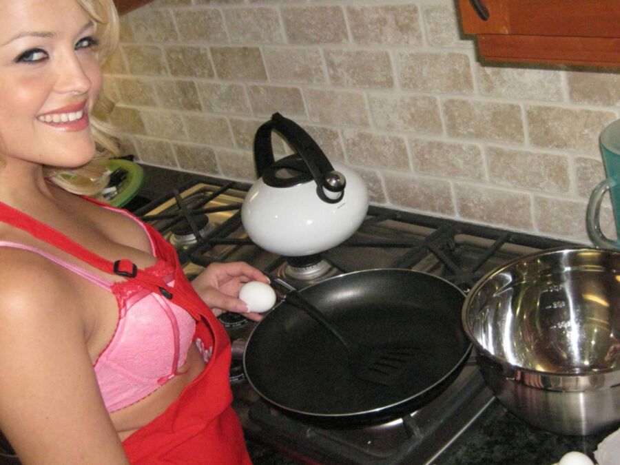 Alexis Texas gets back into bed before making breakfast 11 of 455 pics