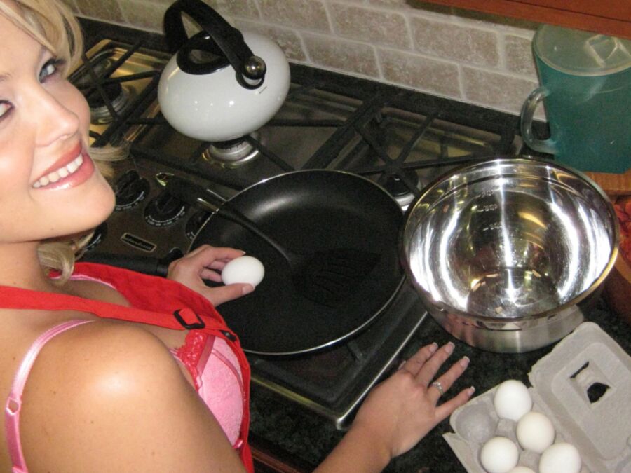 Alexis Texas gets back into bed before making breakfast 21 of 455 pics