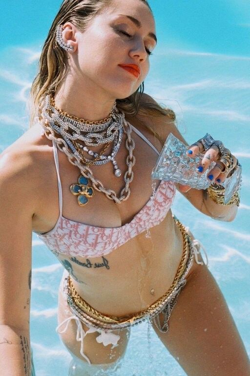 GODDESS MILEY 9 of 11 pics