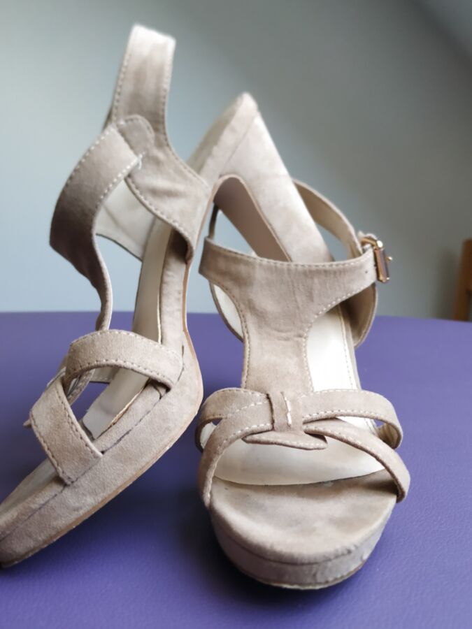 Stepdaughter beige Sandals 2 of 8 pics