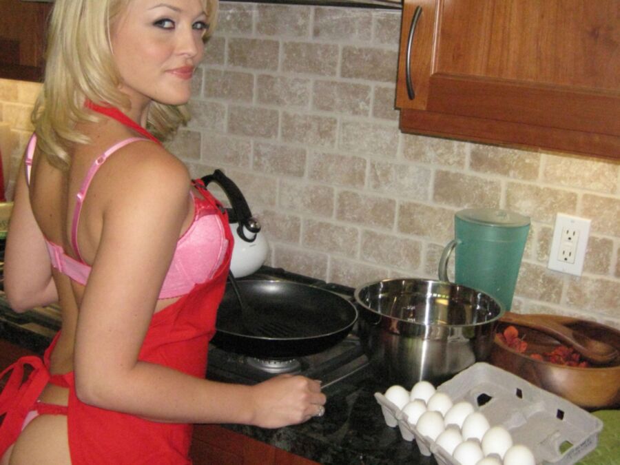 Alexis Texas gets back into bed before making breakfast 6 of 455 pics