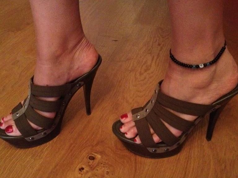 Lovely Ankle Bracelets 1 of 58 pics