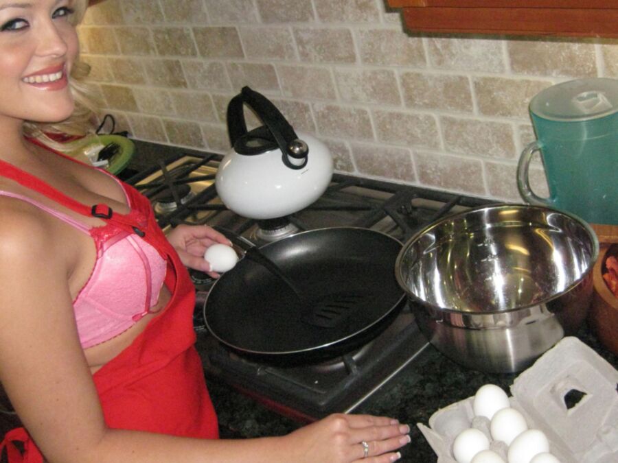Alexis Texas gets back into bed before making breakfast 12 of 455 pics