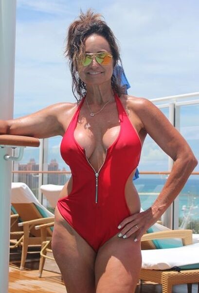 Mature Bikini MILF Scarlett 4 of 24 pics