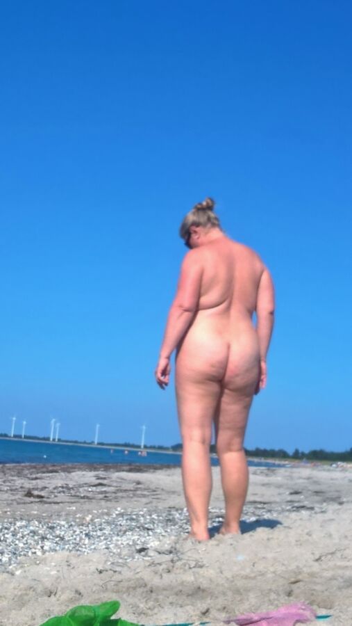 Nothing but sexy nudist asses on the beach... yeah! 12 of 62 pics