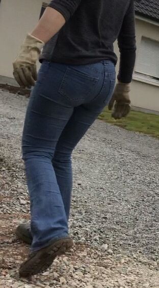 Mature in jean with big ass 3 of 7 pics