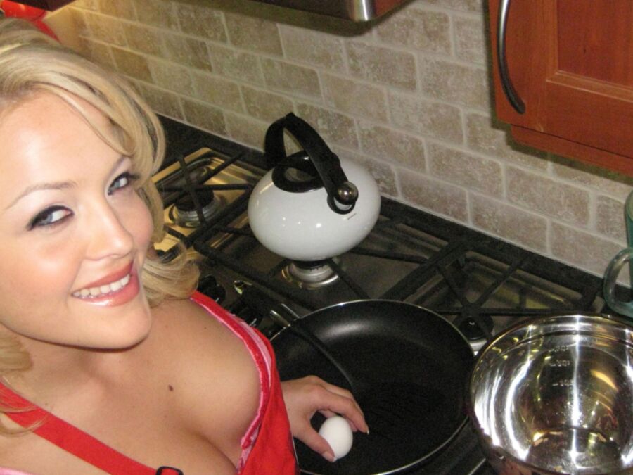 Alexis Texas gets back into bed before making breakfast 24 of 455 pics