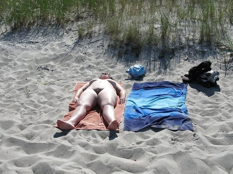 Just some sunbathing nudist ladies... rrrrrrr! 8 of 83 pics