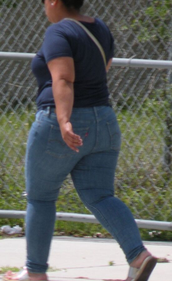Street Girl BBW Latina, TIGHT jeans and big ass...so somfy! 6 of 15 pics