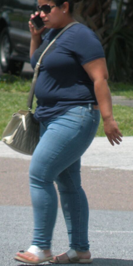 Street Girl BBW Latina, TIGHT jeans and big ass...so somfy! 3 of 15 pics
