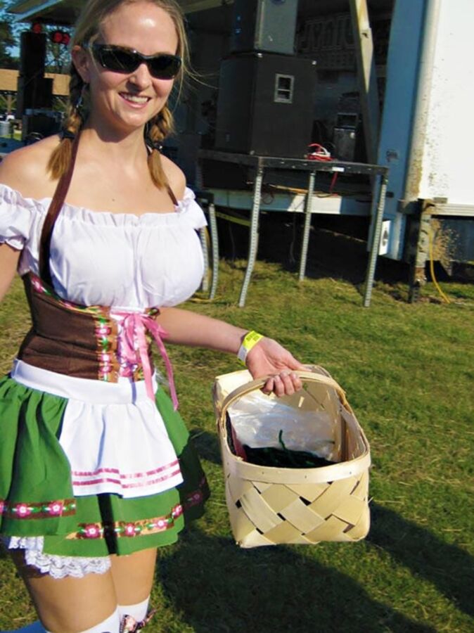 Fesche Madln im Dirndl zum Hundertfünfundneunzigst` n 7 of 100 pics