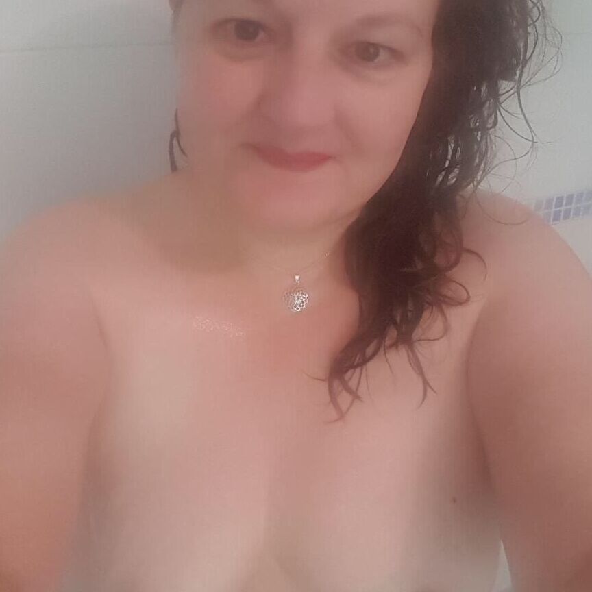 Tinder Sluts - Jenny from Newhaven UK 3 of 3 pics