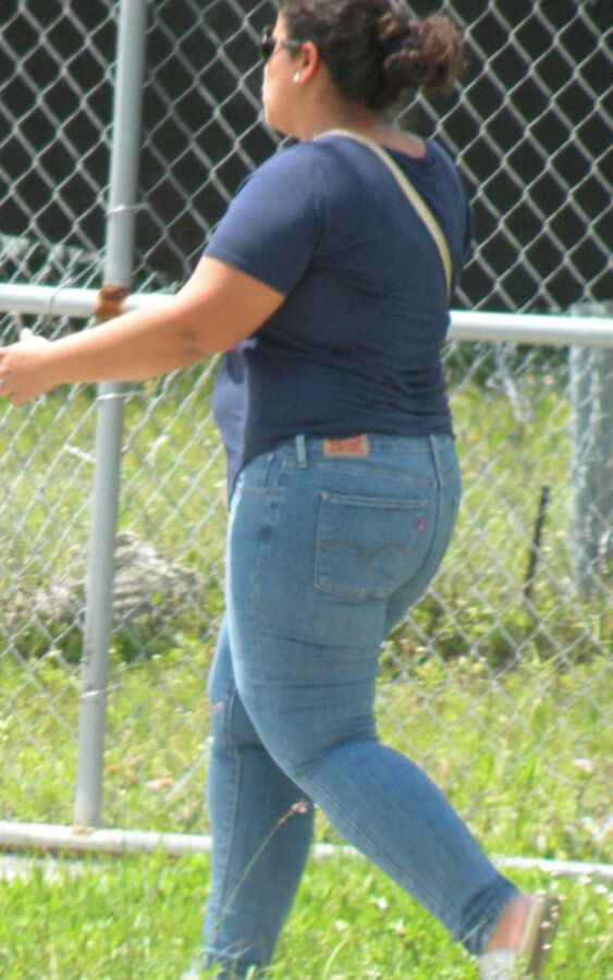 Street Girl BBW Latina, TIGHT jeans and big ass...so somfy! 7 of 15 pics