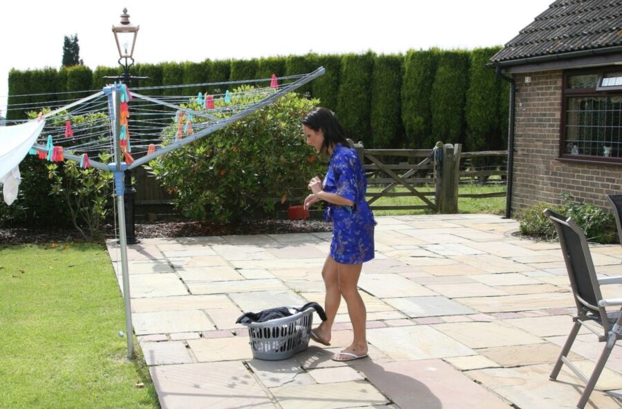 Kelly - busty MILF hanging out the washing 1 of 110 pics