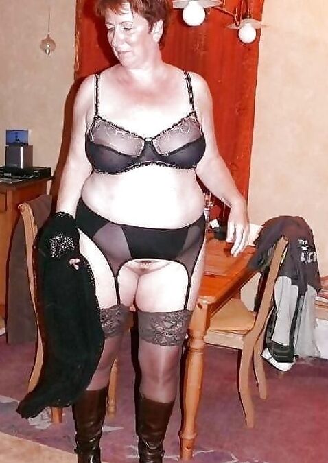 MATURE PANTYHOSE and NYLON TRAMPS 20 of 38 pics