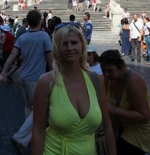 Blonde Milf im Urlaub 6 of 40 pics