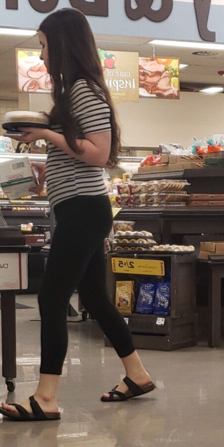 Another ADORABLE grocery store ass 7 of 7 pics