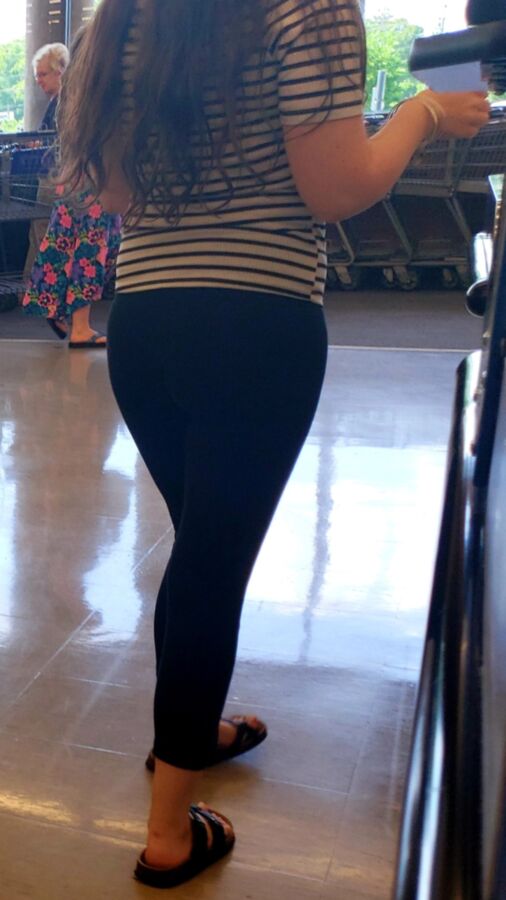 Another ADORABLE grocery store ass 6 of 7 pics