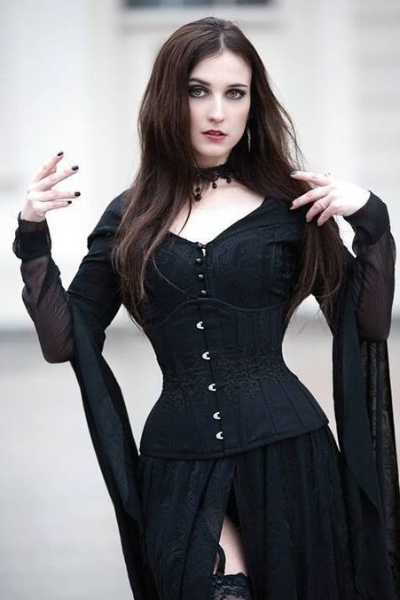 Gothic Woman 14 of 54 pics