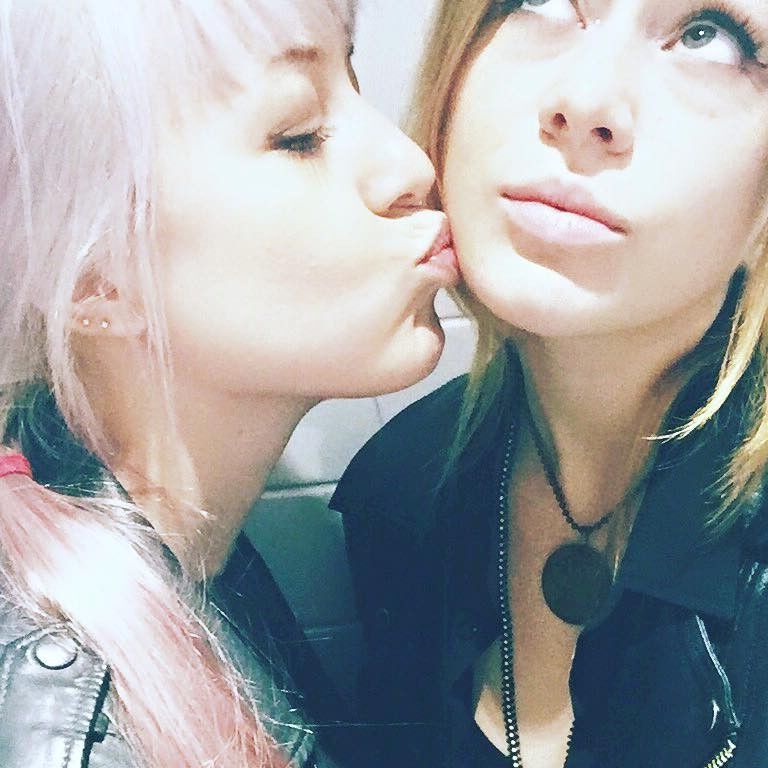 LARKIN POE -Megan & Rebecca Lovell (blues rock band) hot sisters 6 of 19 pics