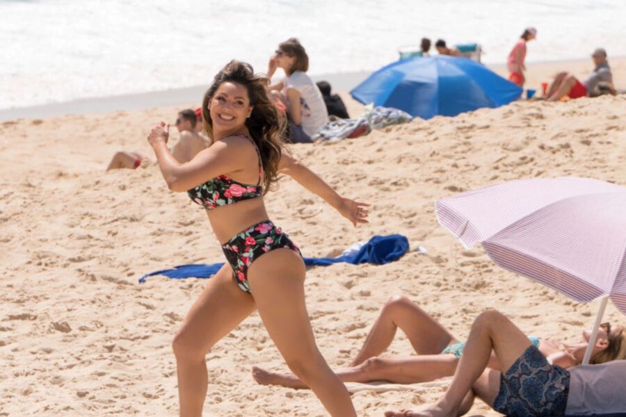 Kelly Brook - Busty British Babe flaunts curves in floral bikini 4 of 23 pics