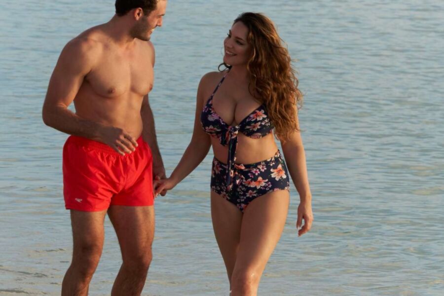 Kelly Brook - Busty British Babe flaunts curves in floral bikini 10 of 23 pics