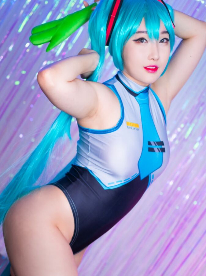 RinnieRiotMiku - Cosplay 10 of 21 pics