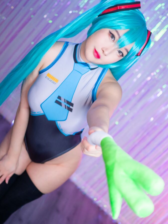 RinnieRiotMiku - Cosplay 19 of 21 pics